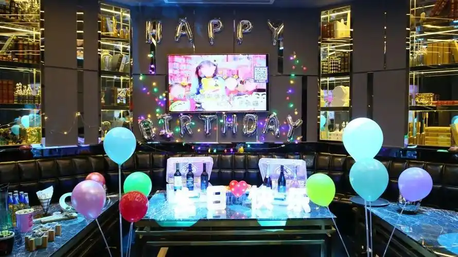 小时候的我们吃吃蛋糕就算过生日了,甚至有些人都没有蛋糕吃.