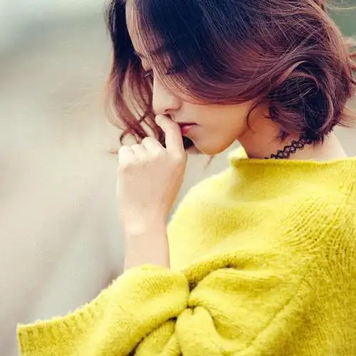 有心事女生侧脸头像图片