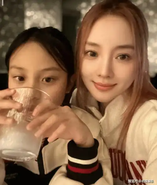 原创李小璐带女儿出游,10岁甜馨身高超妈妈肩膀,母女同框像姐妹花