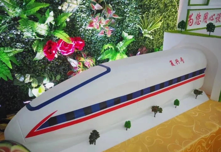 手工制作的动车模型"复兴号"