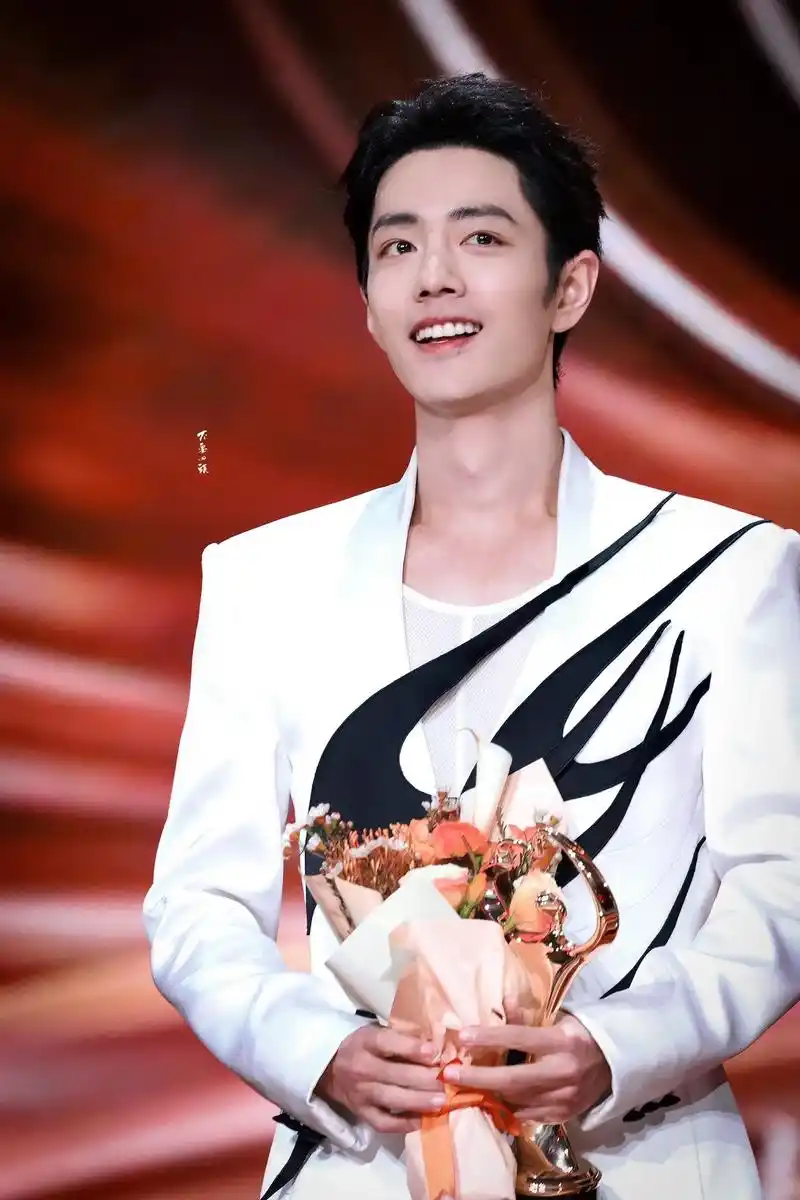 240114 微博之夜.@肖战 #肖战微博之夜 - 抖音