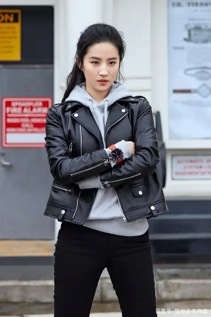 刘亦菲的时尚谁懂?牛仔裤外"裹裙子"让人迷惑,穿的皮衣倒挺帅