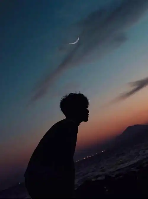 每晚都在回家的路上一个人走着,  一开始会有点怕的  ,习惯了也就那样