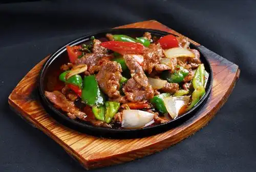 p>铁板牛肉是一道菜品,主要食材有 a target="_blank" href="/item