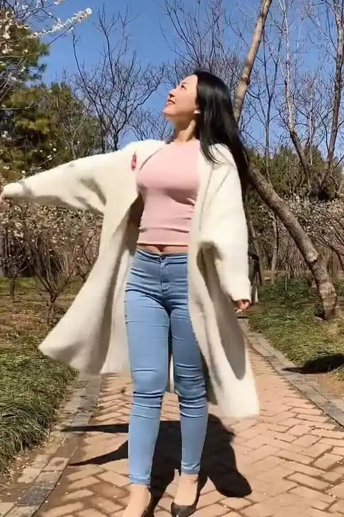 烂大街的紧身牛仔裤微胖美女流露出不俗的女人味