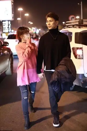 陈紫函,戴向宇穿情侣装亮相,但两人这下半身造型也太辣眼睛了!