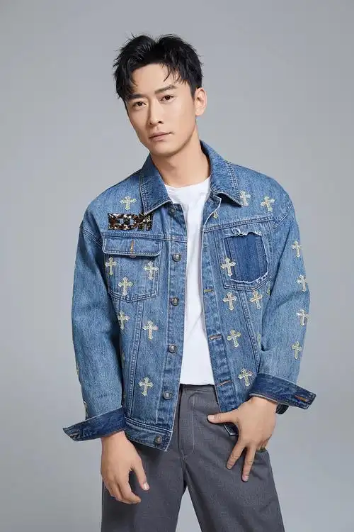 郑奇牛仔装干净清爽 眼神深邃尽显温柔__凤凰网