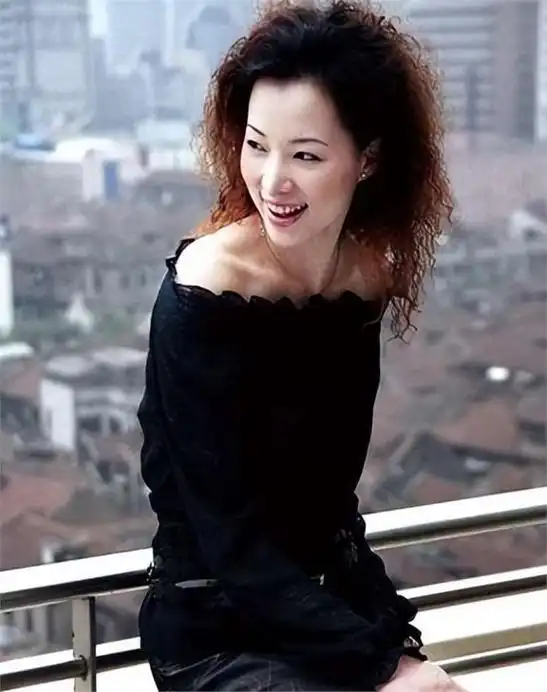 董卿年轻时候的照片被曝光,网友高呼:这颜值不当演员真可惜了