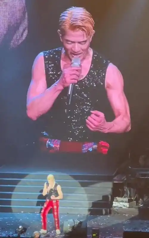 尽管郭富城手上的青筋凸显,皮肤也有些松垮,但从他展示出来的肌肉来看