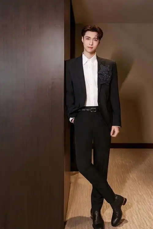 身高不到180的剧男星6:张艺兴官方身高176公分