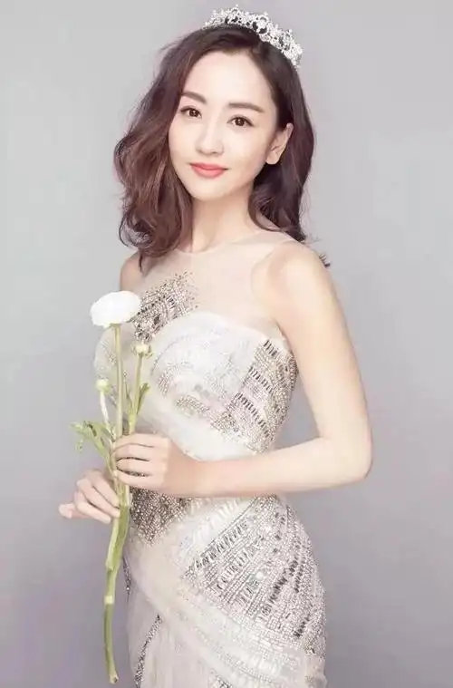 杨蓉一人去甘孜旅行,43岁单身不缺钱,感叹:不可能占尽所有好处