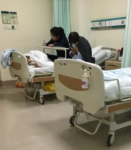 当前位置:  一边陪自己住院的母亲   一边帮孩子写作业      当年自己