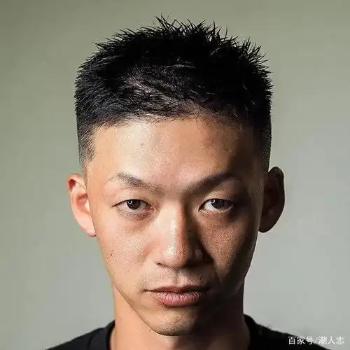 露额短发比寸头要长一点,清爽利落不容易暴露脸部缺陷,帅气又修颜.