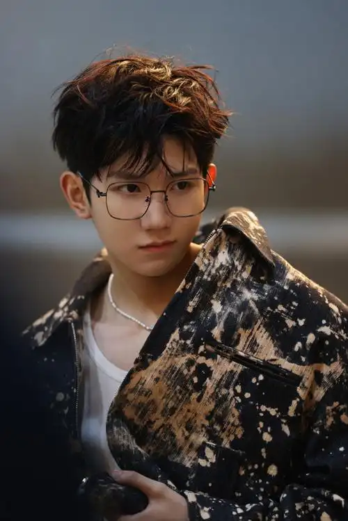 叮叮叮,帅气源哥九宫格掉落~与@tfboys-王源一起pick#prsr帕莎眼镜