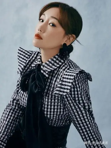 薛佳凝最新大片释出惊艳展现叠纱红裙