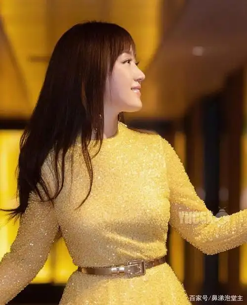 杨钰莹最满意自己五官哪一处?一组近照,诠释什么叫完美侧颜杀