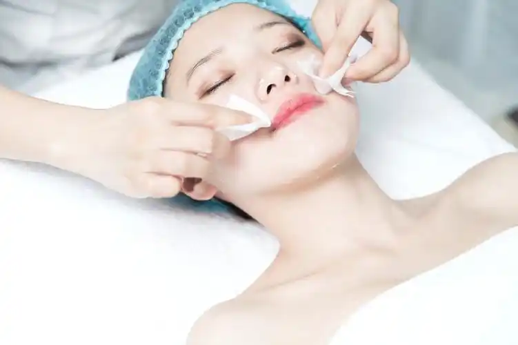 美容护理敷面膜的女孩插画元素紫色手绘化妆品补水面膜海报展板免抠