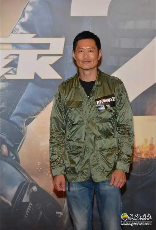 拆弹专家2杀青宴众人化身拆弹专家剪线拆弹庆祝影片杀青