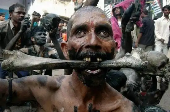 图文:印度教信徒在湿婆神节来临前表演