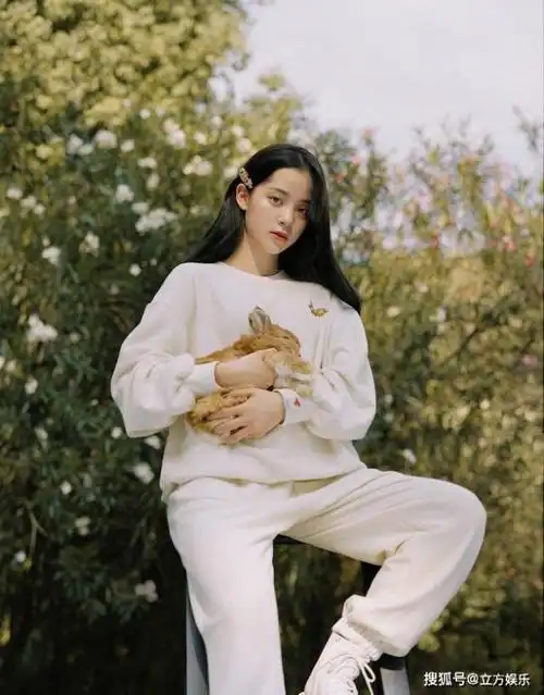 欧阳妮妮晒满墙名包炫富被嘲讽后怒怼网友难怪始终红不过妹妹明星电影