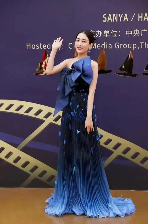 41岁马苏不低调了一袭蝴蝶结抹胸长裙走红毯优雅出众