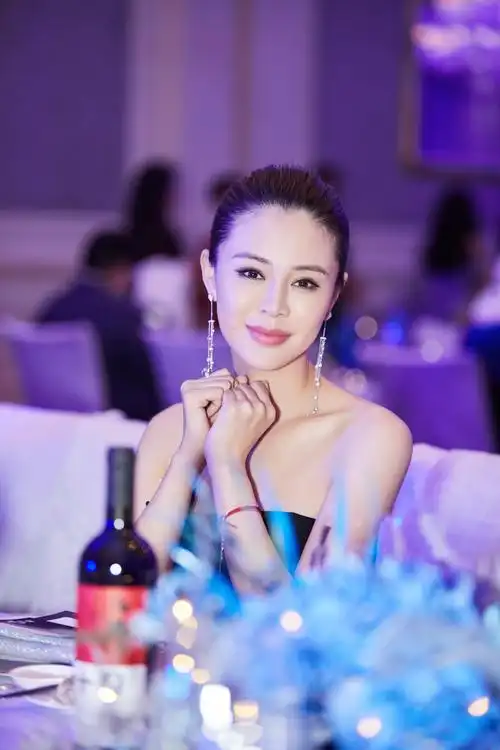 关悦黑色拖尾长裙亮相珠宝晚宴 美肩衬蛮腰妩媚干练