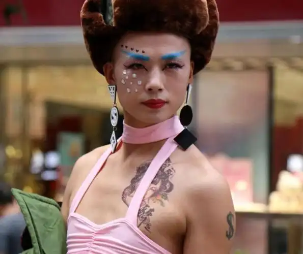 辣眼睛!男子穿妖艳女装街头跳舞,路人:看了想哭!