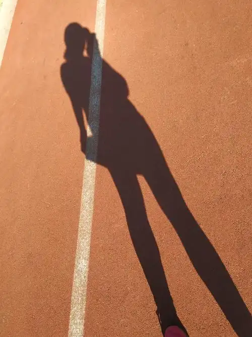 今天天气可真好唉,也没人给我拍照,只能自己拍影子