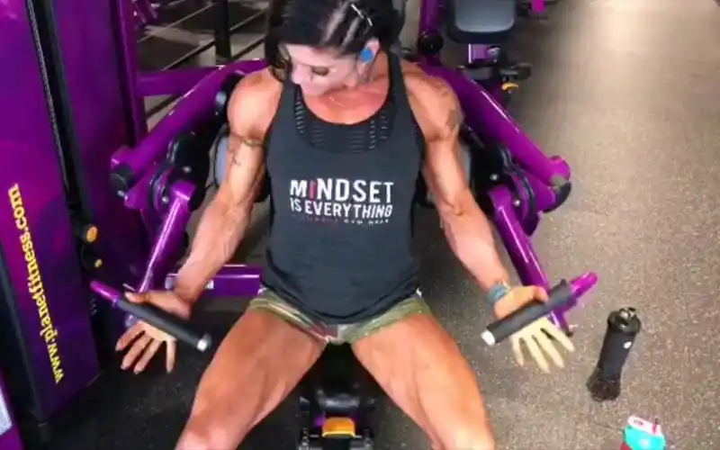 活动  肌肉女二头肌训练,健美身材金刚芭比,励志健身