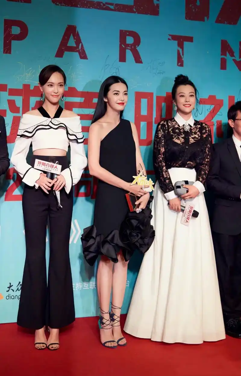 唐嫣郝蕾姚晨站在一起一样高,导演是按身高挑演员[左捂脸]