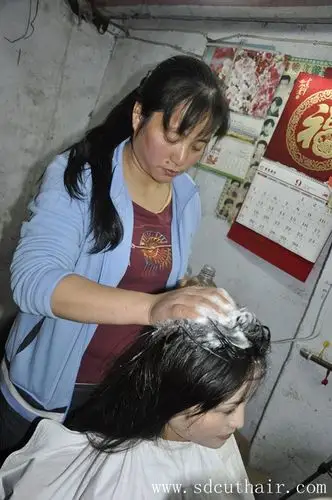 用剃刀一次刮光姑娘的头发-深度014#(6) 光头_中国长发