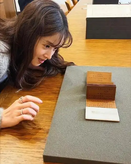 刚满30就已经有了些许银丝,但,年纪大点反而更有无韵味,从侧面看