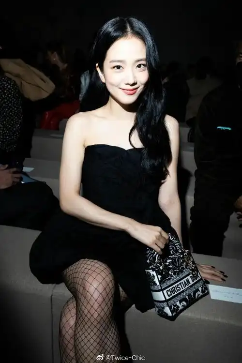 jisoo金智秀今日巴黎时装周观秀造型身着2023早春黑色裙装配以渔网袜