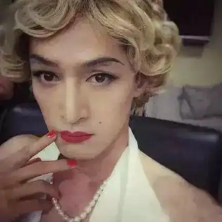 男星扮女装,王俊凯成美少女,郭德纲辣眼睛,没想到最惊艳的是这个光头