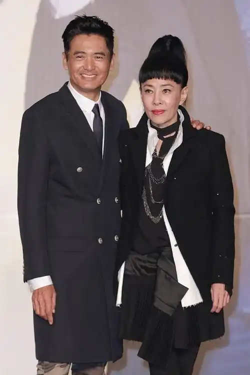 陈荟莲不愧是周润发媳妇,就算年纪不小了,也敢穿短裙出门_网易订阅