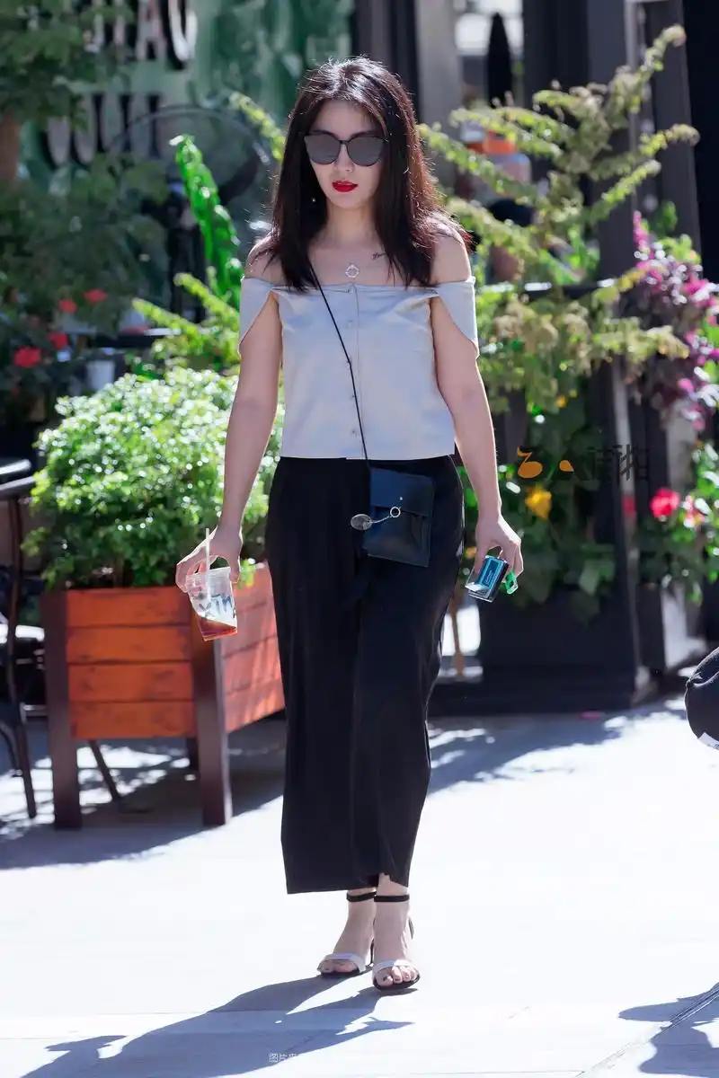 街拍;美女皮肤白皙,白色上衣搭小短裙,简约精美,清秀潮流