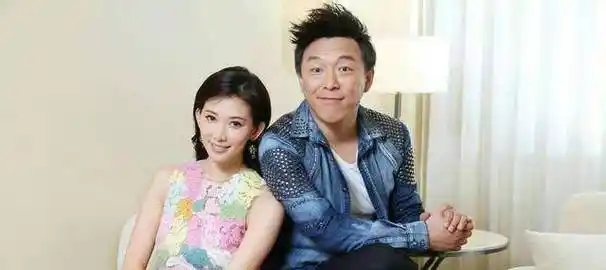 46岁黄渤老婆照片流出,原来是熟悉的她,怪不得"看不上"林志玲_小欧