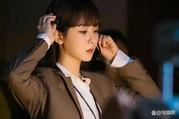 当杨紫与一群顶级大佬站在一起时,那种场面本身已足够引人注目,但更