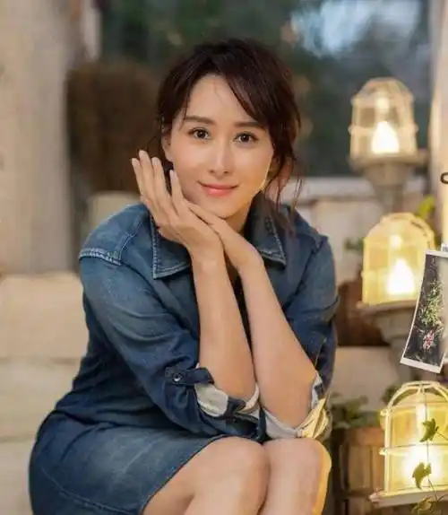 胡静,身高169公分,1978年9月13日出生,云南楚雄彝族自治州楚雄市人