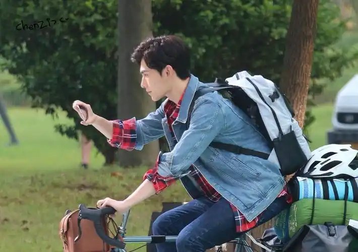 杨洋广告拍摄花絮回顾 精致侧颜boy散发满屏荷尔蒙