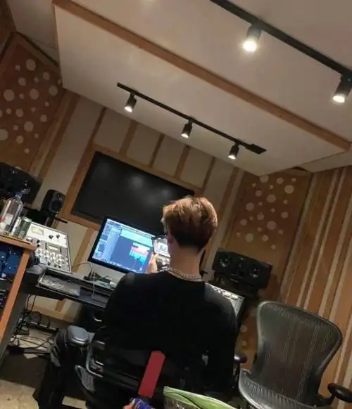 王嘉尔teamwang   连后脑勺都过分好看