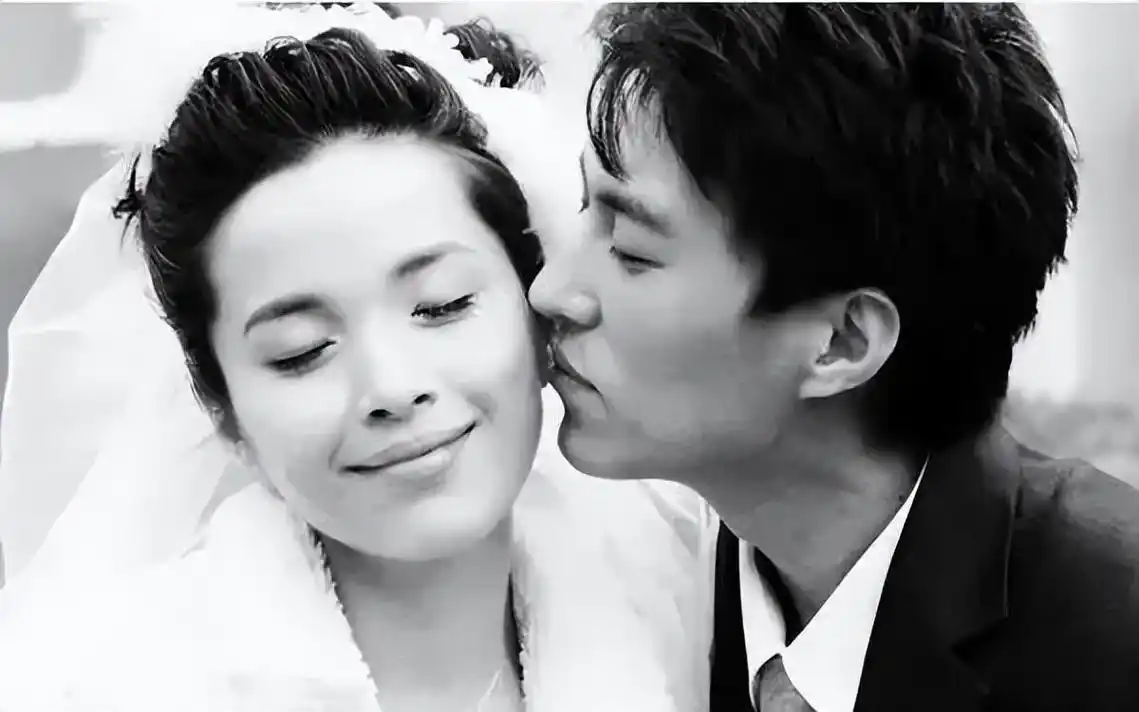 回顾老干部靳东与大9岁的江珊同居5年为何又转身娶了二婚的李佳