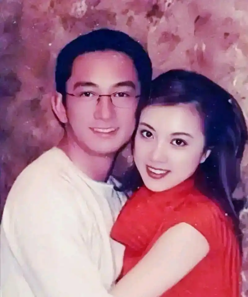 没想到金巧巧与吴启华曾经也是一对恋人,可能是缘份没到,最终没有走到