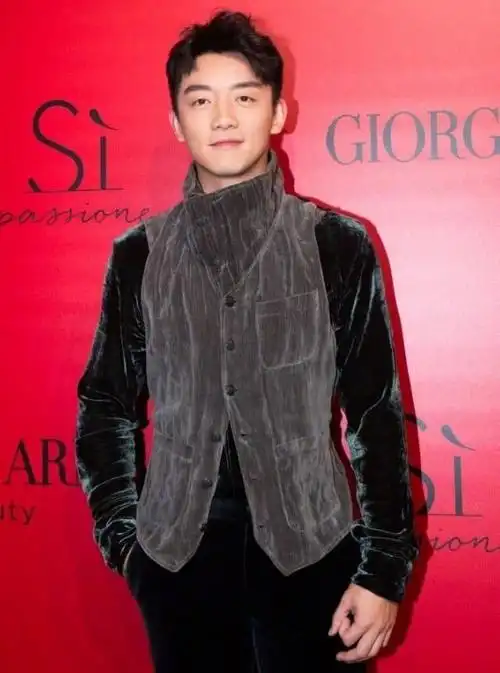 33岁郑恺走干部风了穿一件墨汁衣显得老气横秋