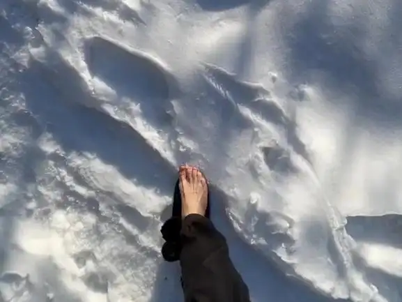 西安小姐姐初次体验赤脚踩雪