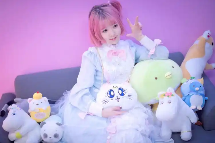 粉嫩嫩的娃娃机和可爱的小裙子