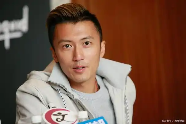 谢霆锋与长子罕见同框,16岁lucas长大成人,父子同游似兄弟