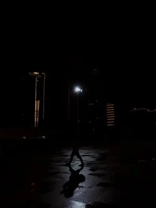 灯光下的影子