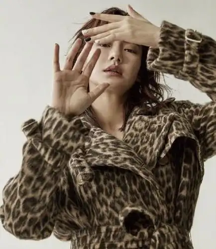 戚薇穿了件豹纹外套,显气场又不土,少女感加分!