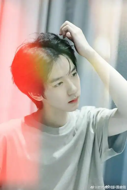 贺峻霖侧颜线条